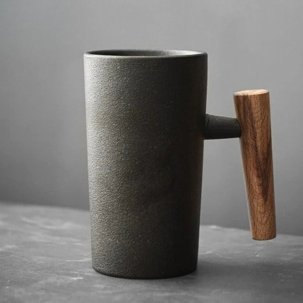 Nordische Design-Tasse – Minimalistische Keramiktasse mit Holzgriff