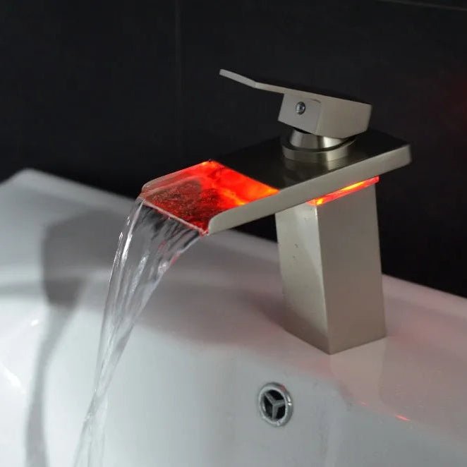 VidricLED - Temperature-Dependent Wall-Mounted Faucet