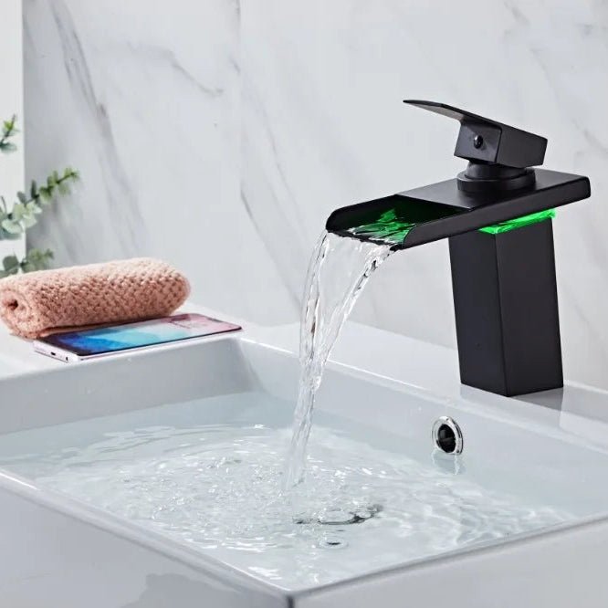 VidricLED - Temperature-Dependent Wall-Mounted Faucet
