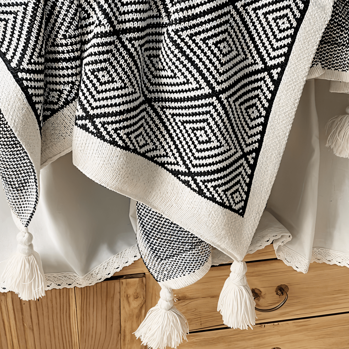 Polystripe – Cozy Black and White Geometric Fleece Blanket