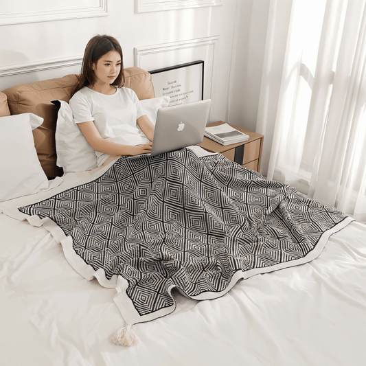 Polystripe – Cozy Black and White Geometric Fleece Blanket