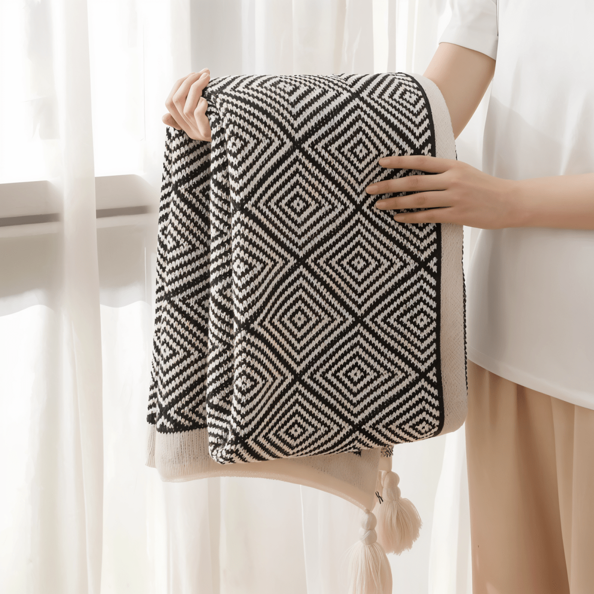 Polystripe – Cozy Black and White Geometric Fleece Blanket