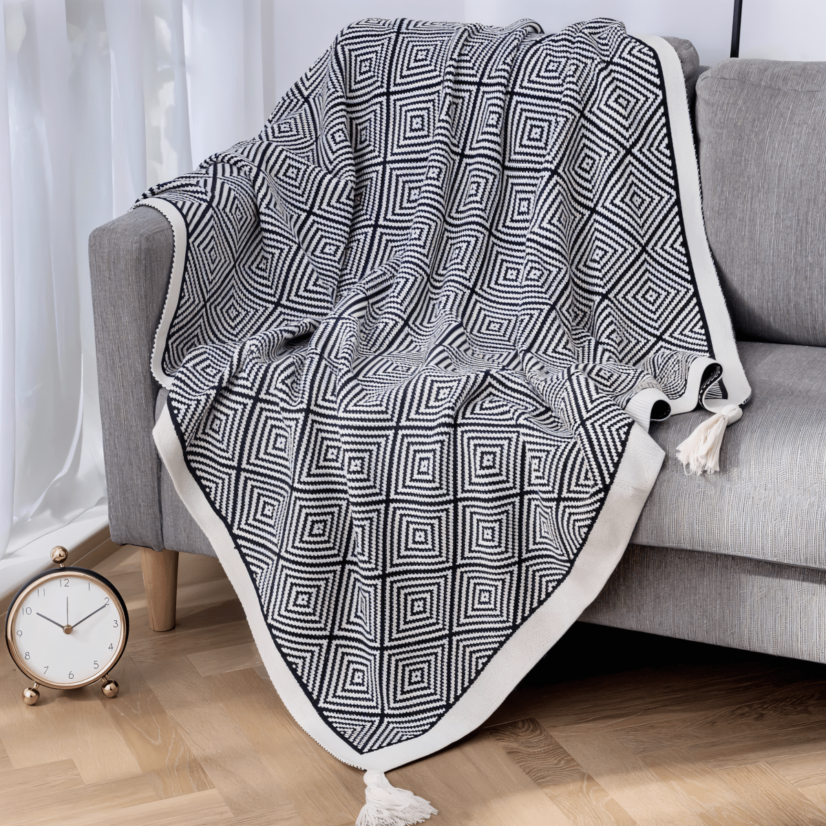 Polystripe – Cozy Black and White Geometric Fleece Blanket