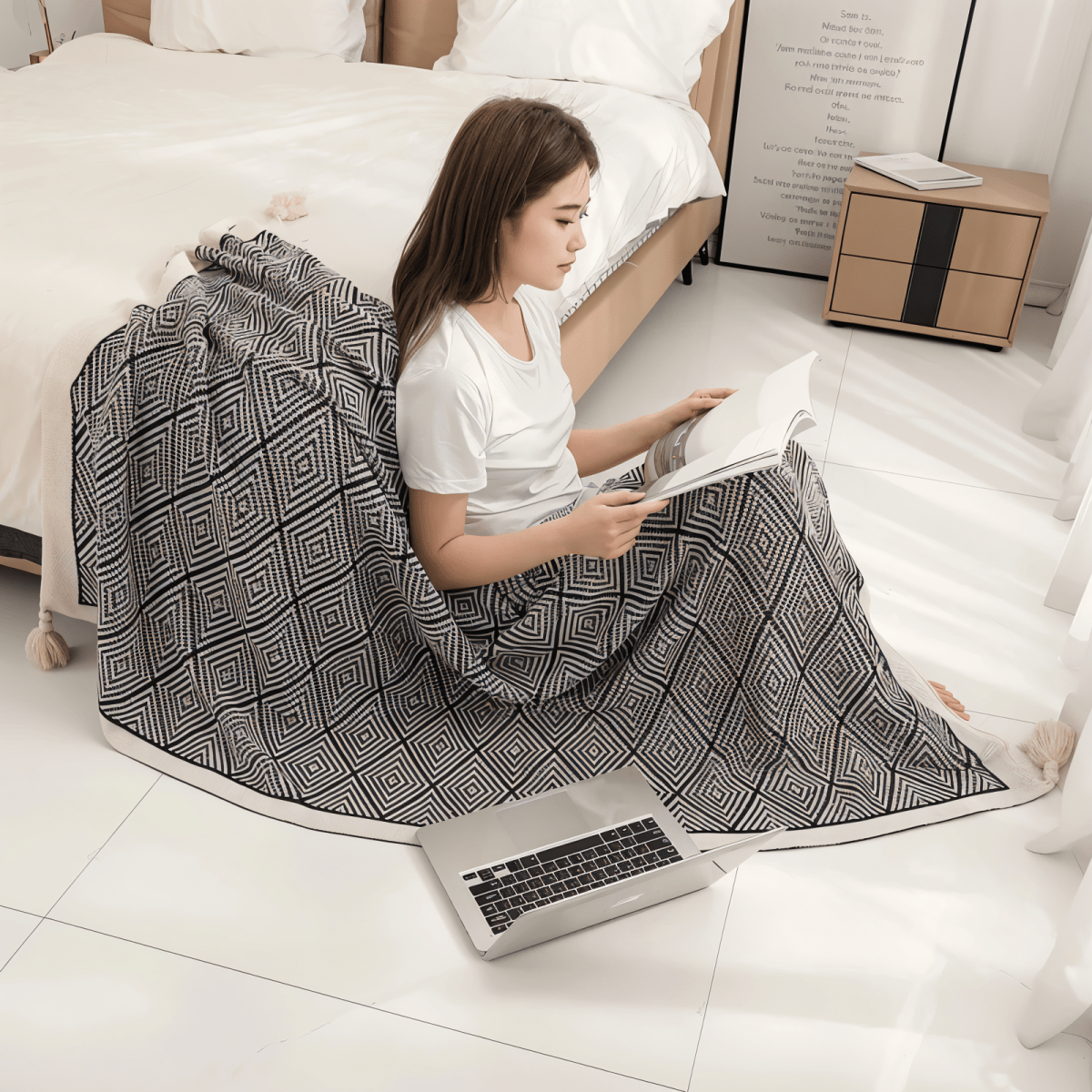 Polystripe – Cozy Black and White Geometric Fleece Blanket