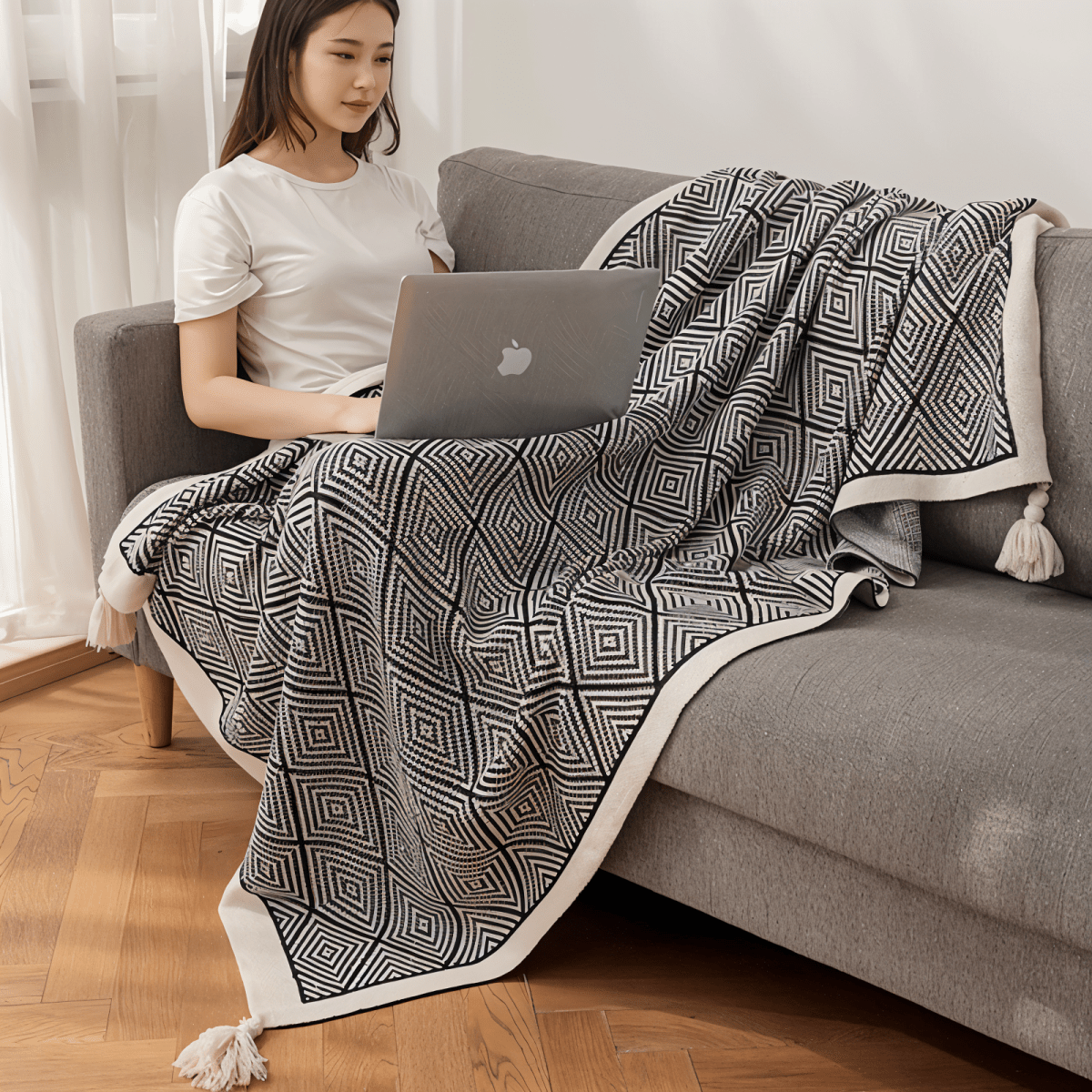 Polystripe – Cozy Black and White Geometric Fleece Blanket