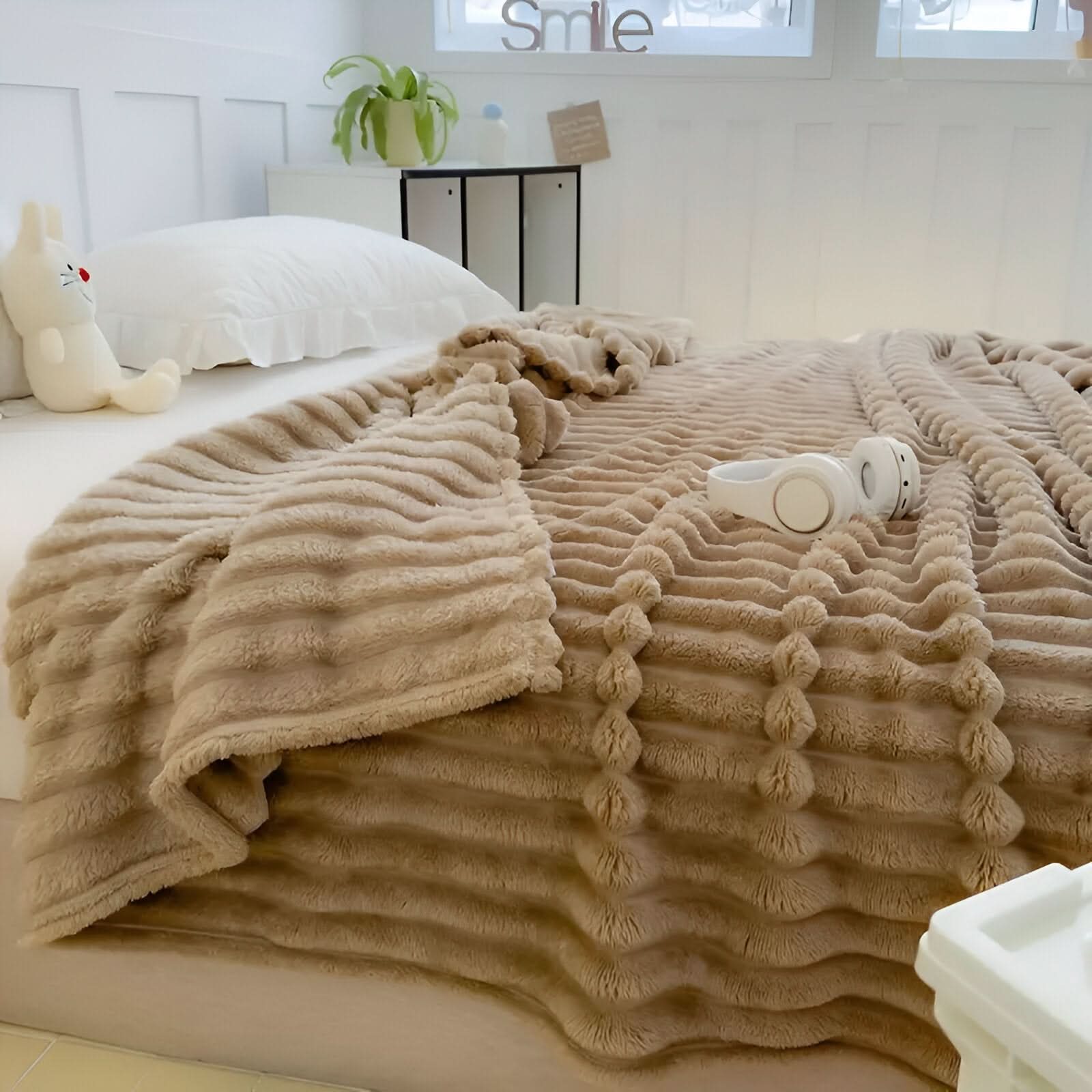 STRIPEPLUSH – Soft Striped Fleece Blanket