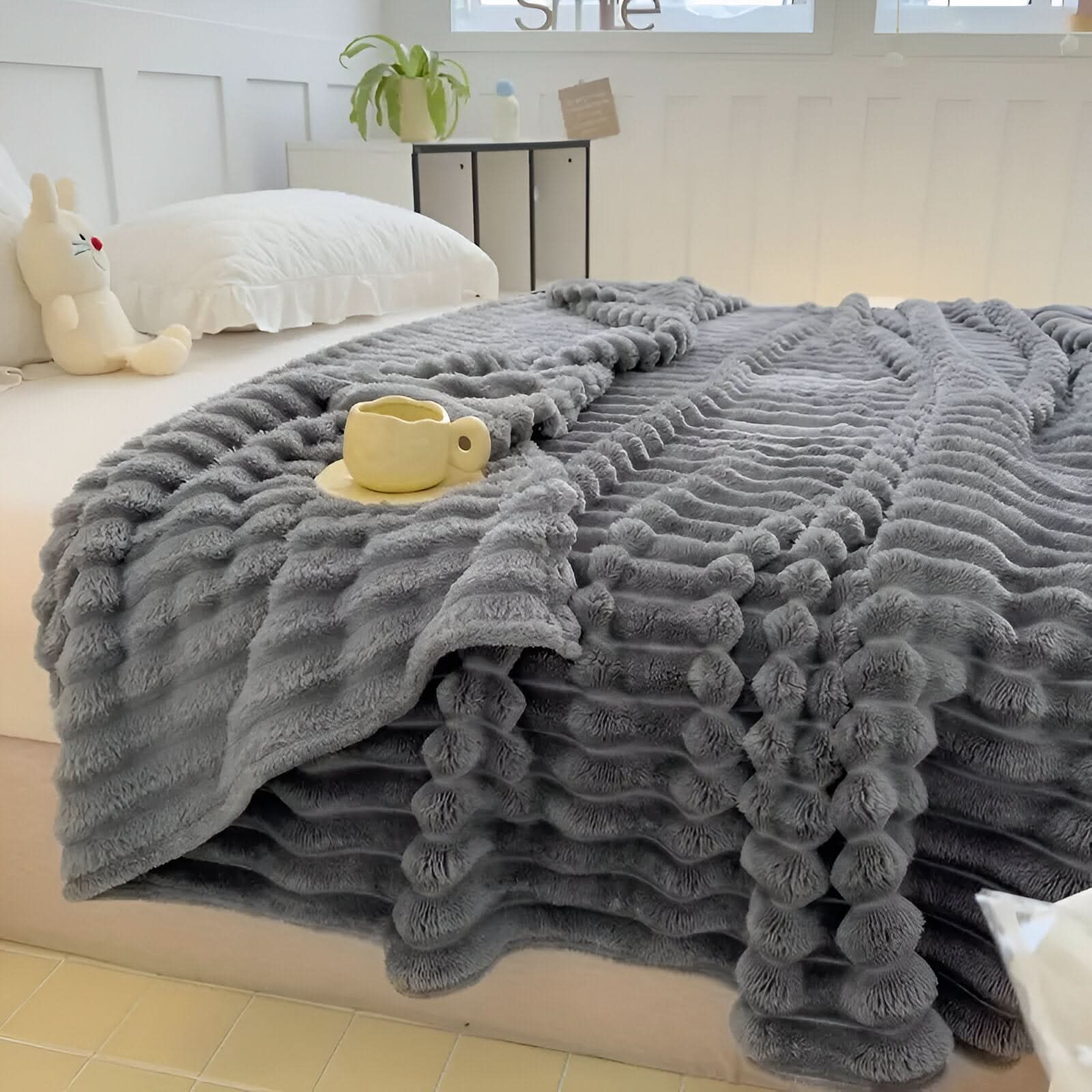 STRIPEPLUSH – Soft Striped Fleece Blanket