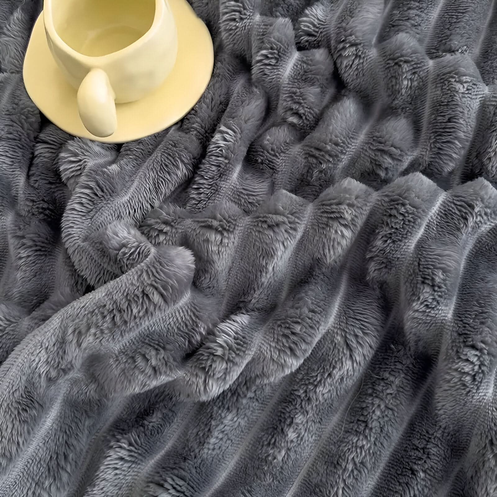 STRIPEPLUSH – Soft Striped Fleece Blanket