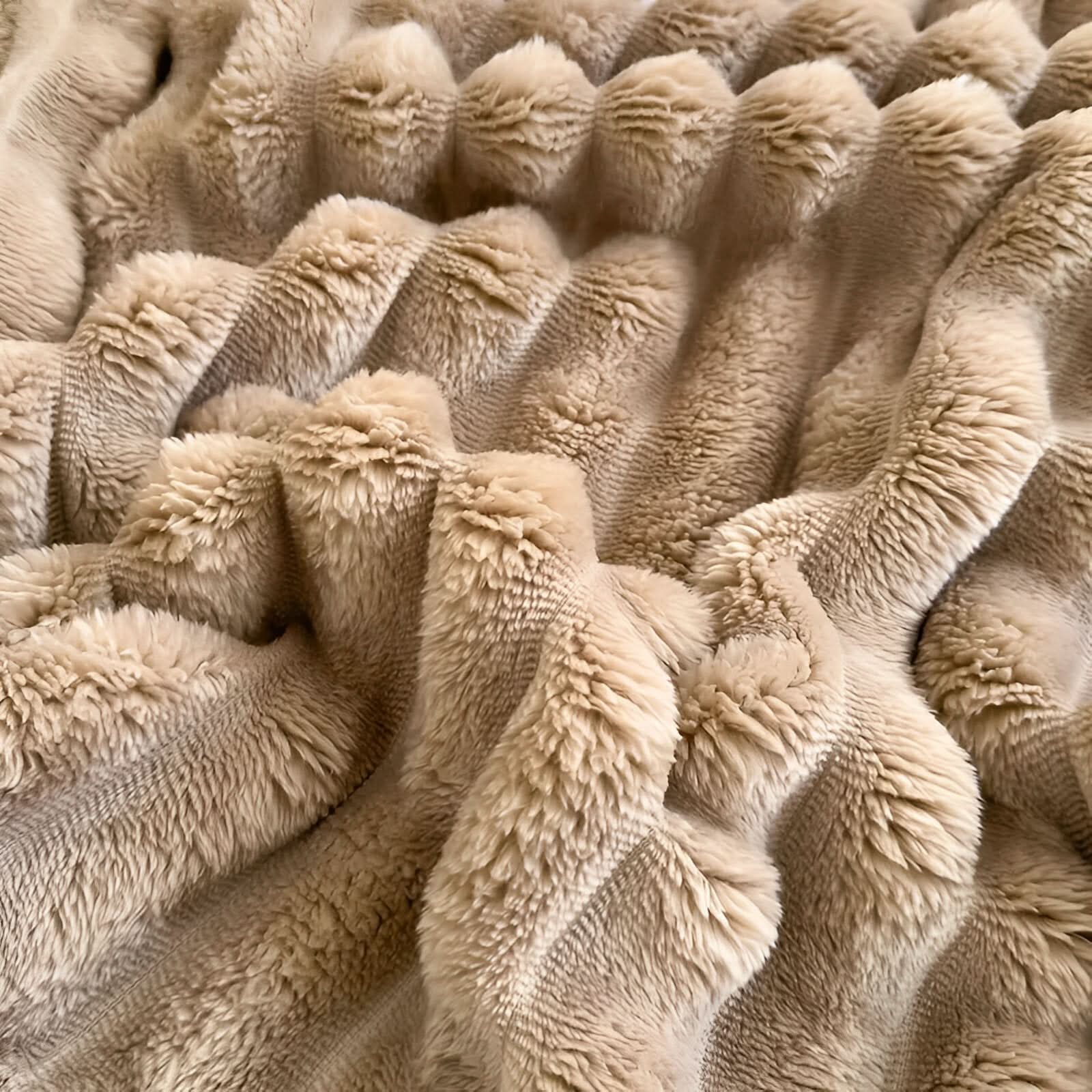 STRIPEPLUSH – Soft Striped Fleece Blanket