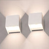 Moderne LED-Wandleuchte im Kubus-Design