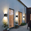 Moderne LED-Wandleuchte im Kubus-Design