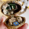 Nussschaleia – Handgefertigtes Puppenhaus Aus Walnussschalen Mit Innenlicht