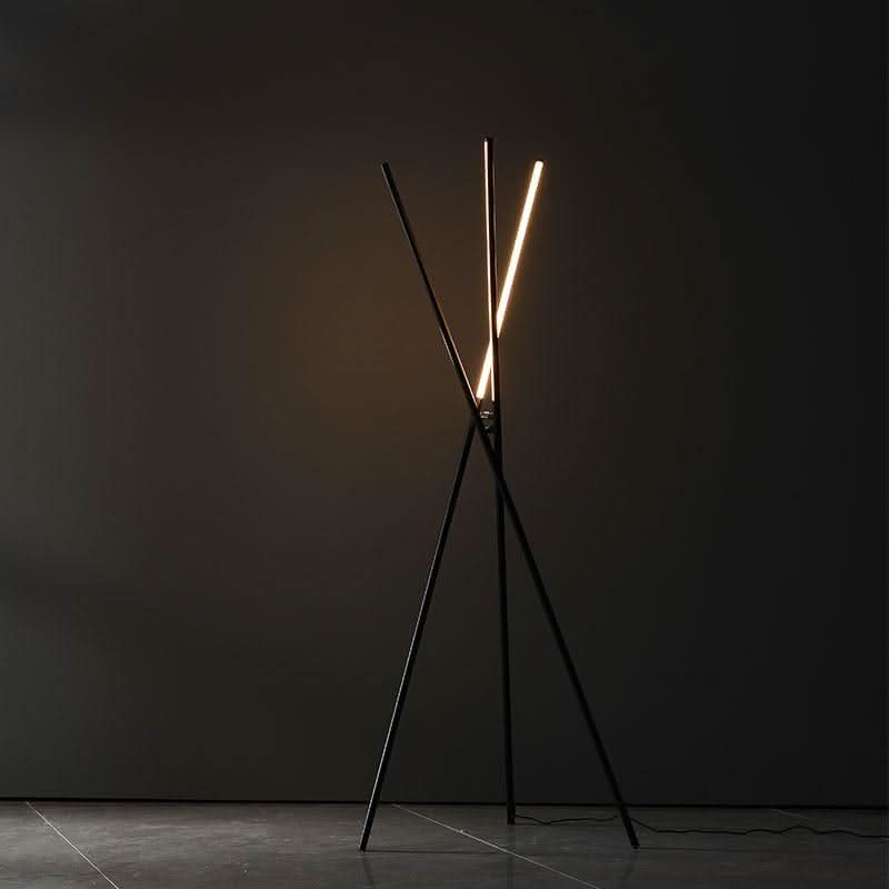 GELA Stehlampe Mit Eleganten Metalloberflächen Und Glühbirnenästhetik