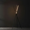 GELA Stehlampe Mit Eleganten Metalloberflächen Und Glühbirnenästhetik