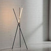 GELA Stehlampe Mit Eleganten Metalloberflächen Und Glühbirnenästhetik