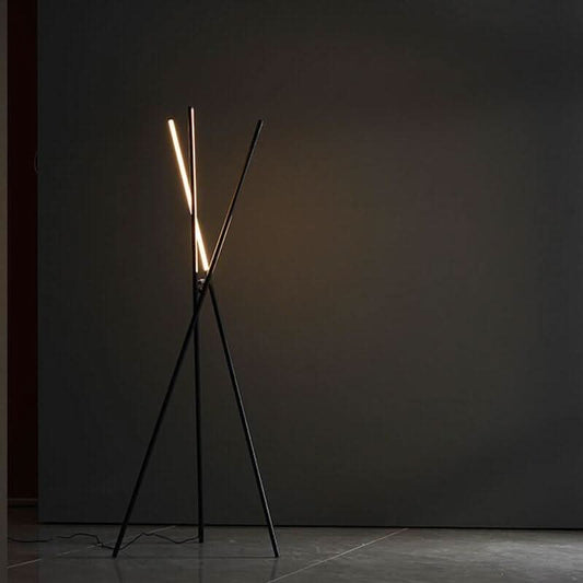 GELA Stehlampe Mit Eleganten Metalloberflächen Und Glühbirnenästhetik