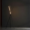 GELA Stehlampe Mit Eleganten Metalloberflächen Und Glühbirnenästhetik