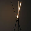 GELA Stehlampe Mit Eleganten Metalloberflächen Und Glühbirnenästhetik