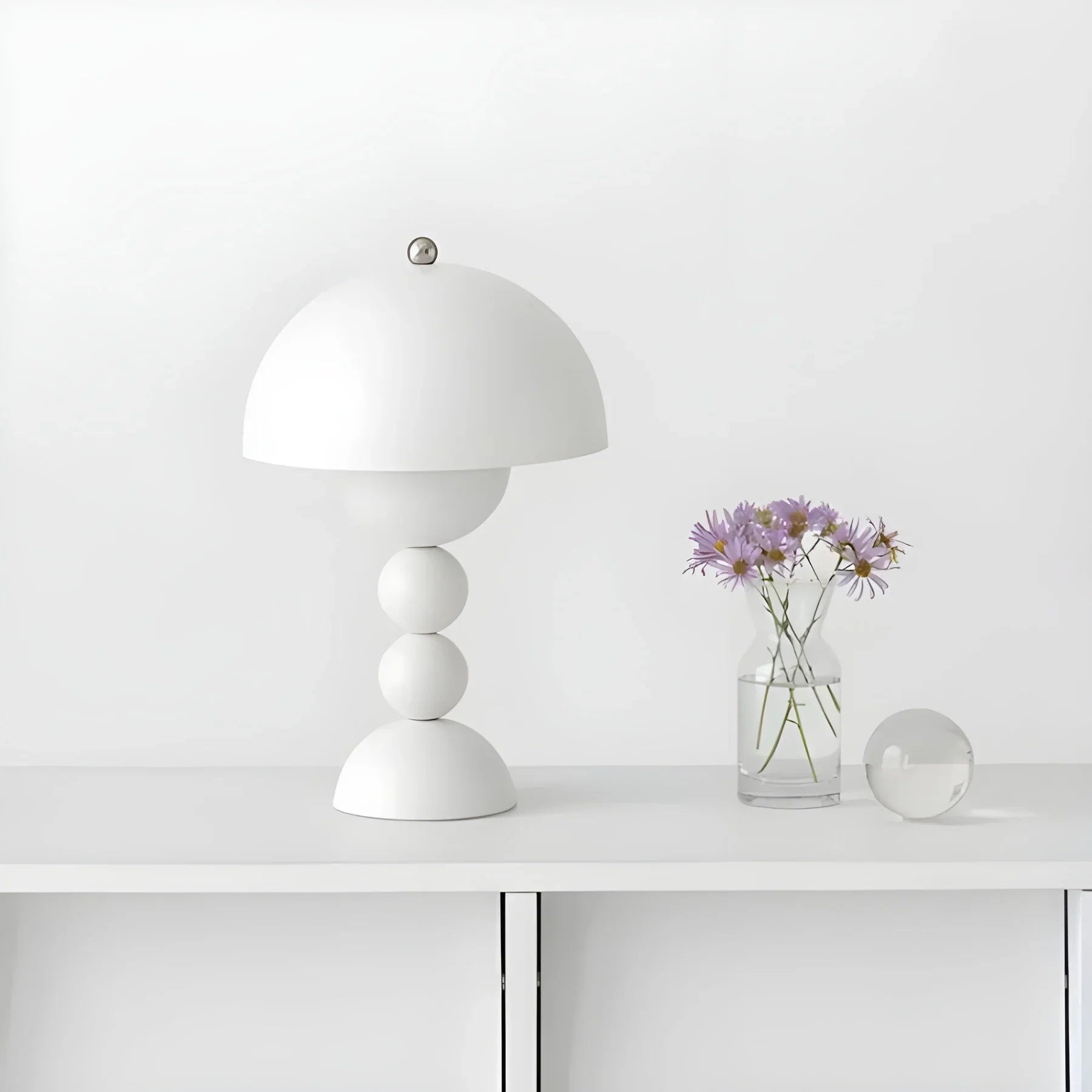 Moderne Tischlampe im Skandinavischen Design mit Goldakzenten