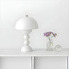Moderne Tischlampe im Skandinavischen Design mit Goldakzenten