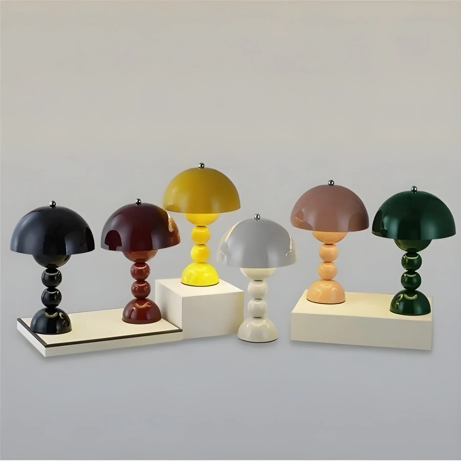 Moderne Tischlampe im Skandinavischen Design mit Goldakzenten